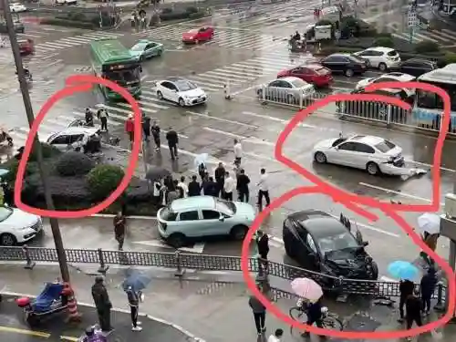 特斯拉连撞两车致2死1伤 画面曝光(特斯拉急加速伤电池吗)
