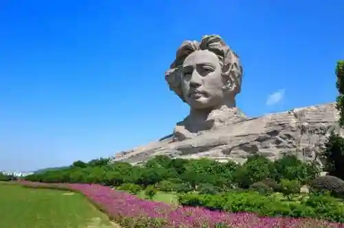 鹰击长空的击好在哪里(鹰击长空鱼翔浅底有何深层含义)