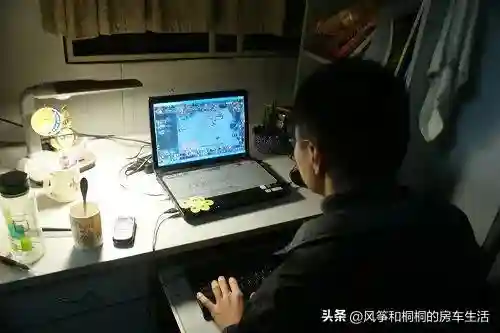 英雄联盟毁了多少大学生(玩英雄联盟的女生多吗)