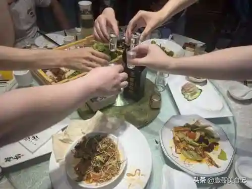 20种活跃气氛的酒桌小游戏(比较嗨的酒桌游戏)