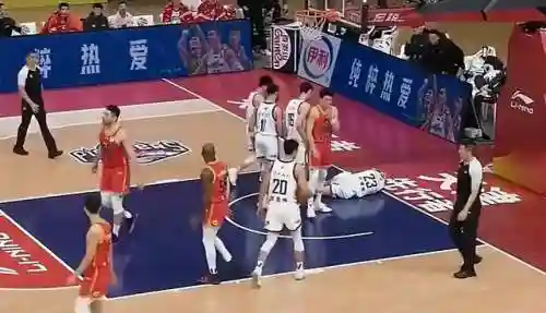 琼斯被驱逐出场(篮球被驱逐会怎么样)插图5