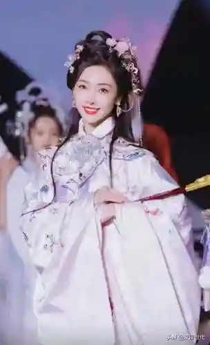 汉服朋友阵容怎么搭配的(汉服怎么穿？两边的带子怎么系)插图2