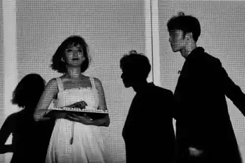 红与黑全部阵容搭配图(红与黑色彩搭配寓意)插图6 红与黑全部阵容搭配图(红与黑色彩搭配寓意)插图6