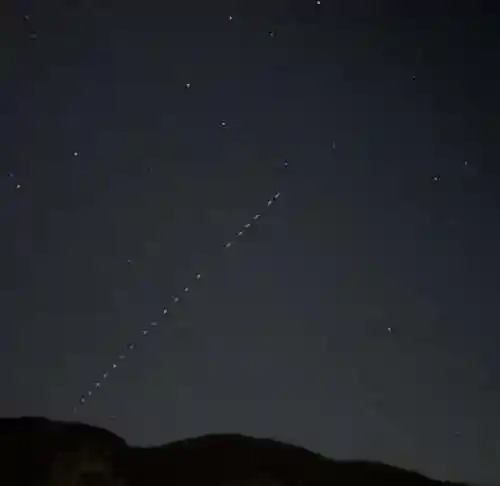 天空出现不明飞行物(看到不明飞行物怎么办)插图5
