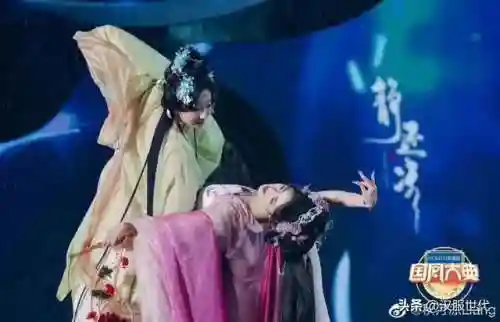 汉服朋友阵容怎么搭配的(汉服怎么穿？两边的带子怎么系)