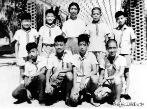 女班长给我看她小积积作文(英语班长要看我的小积积小说)