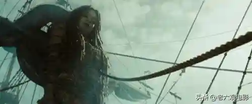 加勒比海盗2女巫给的一桶沙(加勒比海盗船1成⼈版叫啥)