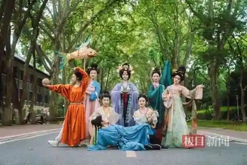 汉服走秀模特阵容搭配(走秀时尚风格的服装)