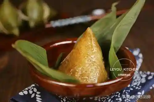 粽子的包法步骤(五芳斋粽子)插图8
