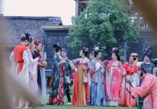 汉服朋友阵容怎么搭配图片(汉服怎么穿的)