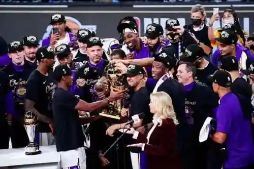 湖人经理模式阵容搭配(nba2kol2经理模式最强阵容)插图9