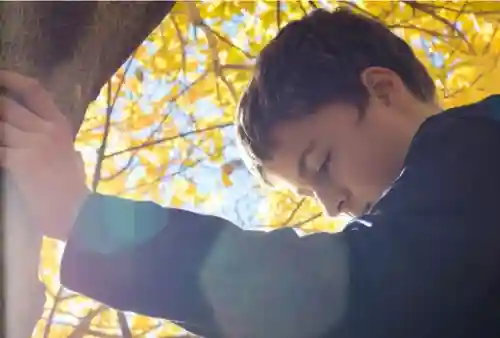 小男孩趴着来回磨蹭该怎么教育(小孩做事磨蹭怎么办)插图2