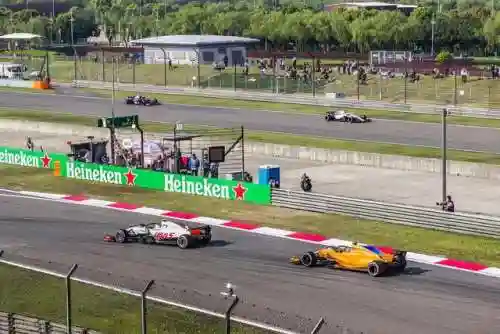 f1方程式赛车中文版(F1赛车快还是布加迪快)插图1