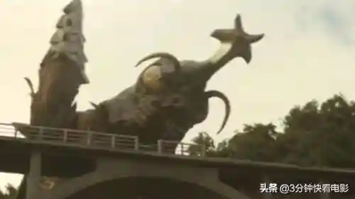 十大最强哥斯拉(魔斯拉亲吻了一下哥斯拉)插图3