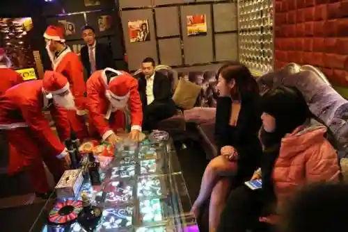 酒吧5个骰子玩法及讲解(5个骰子喊几个几的技巧)插图2