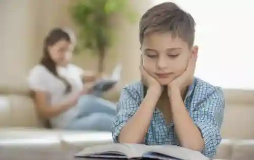 小男孩趴着来回磨蹭该怎么教育(小孩做事磨蹭怎么办)插图8