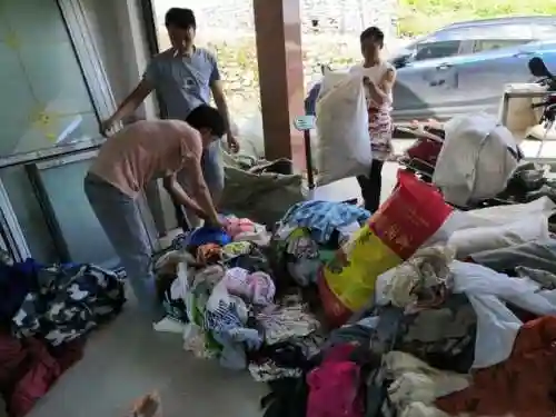 500元一吨衣服批发(2元店货源批发在哪里进货)插图2