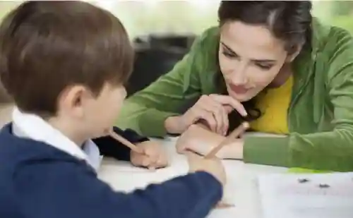 小男孩趴着来回磨蹭该怎么教育(小孩做事磨蹭怎么办)插图9
