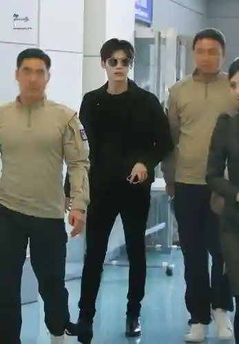 西装阵容不露脸怎么搭配(西装马甲怎么搭配衣服好看)