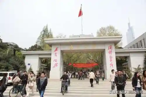 140人飞机遇难(载有100人的飞机坠毁)插图2