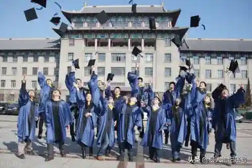 140人飞机遇难(载有100人的飞机坠毁)插图3