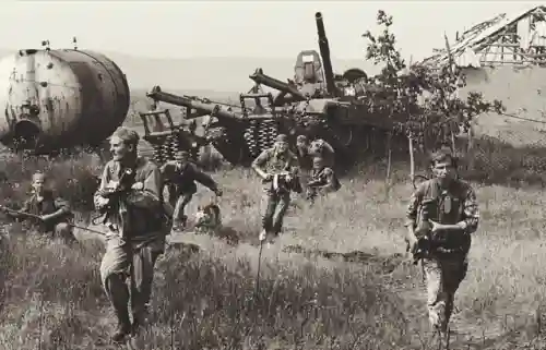 车臣活割俄罗斯士兵头图片(1999车臣割头最后车臣士兵)插图3
