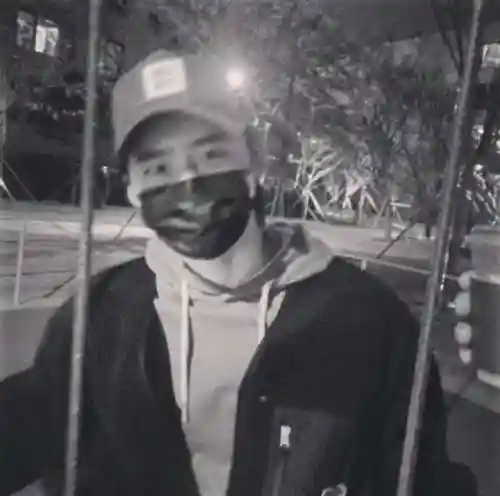 西装阵容不露脸怎么搭配(西装马甲怎么搭配衣服好看)插图3