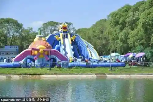 水上乐园图片(水上滑梯)