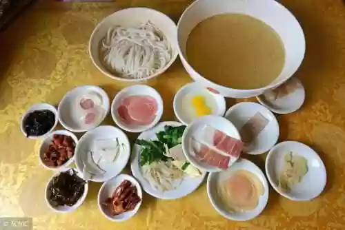 过桥米线阵容(过桥米线配菜图片大全)插图1