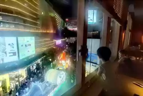 花车巡游阵容(迪士尼下雨有花车巡游吗)