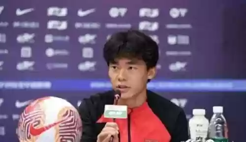 比赛阵容首发(足球首发阵容哪里可以查到)