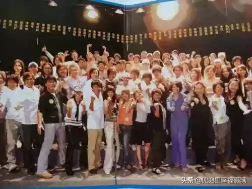 明天会更好演唱群星阵容(合唱明天会更好穿什么衣服好？)插图11