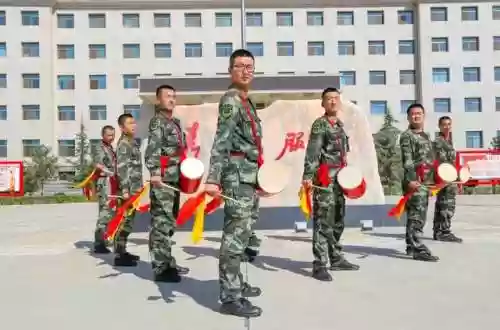 阵容威武意思(阵容大是什么意思)