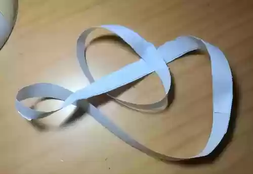 莫比乌斯环图片(莫比乌斯的寓意和象征)插图3