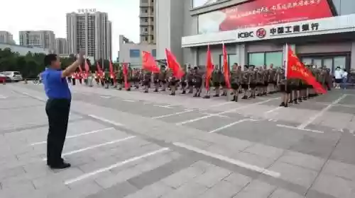 队列阵容表演(军训花式队列表演)