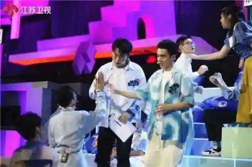 超脑无限未来阵容推荐(超能世界后期最强阵容)