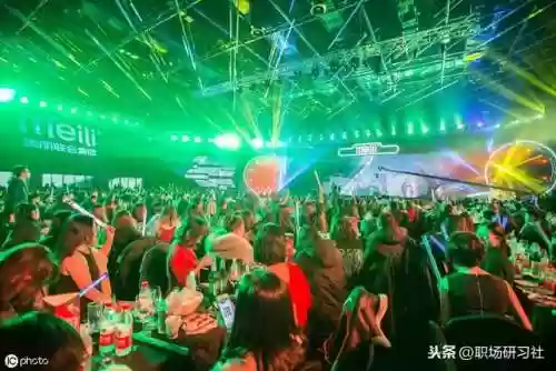公司年会开场阵容搭配(公司年会主持人开场白台词大全)