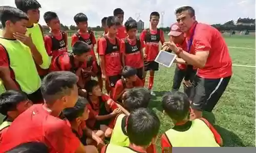 未来足坛锋线新星阵容搭配